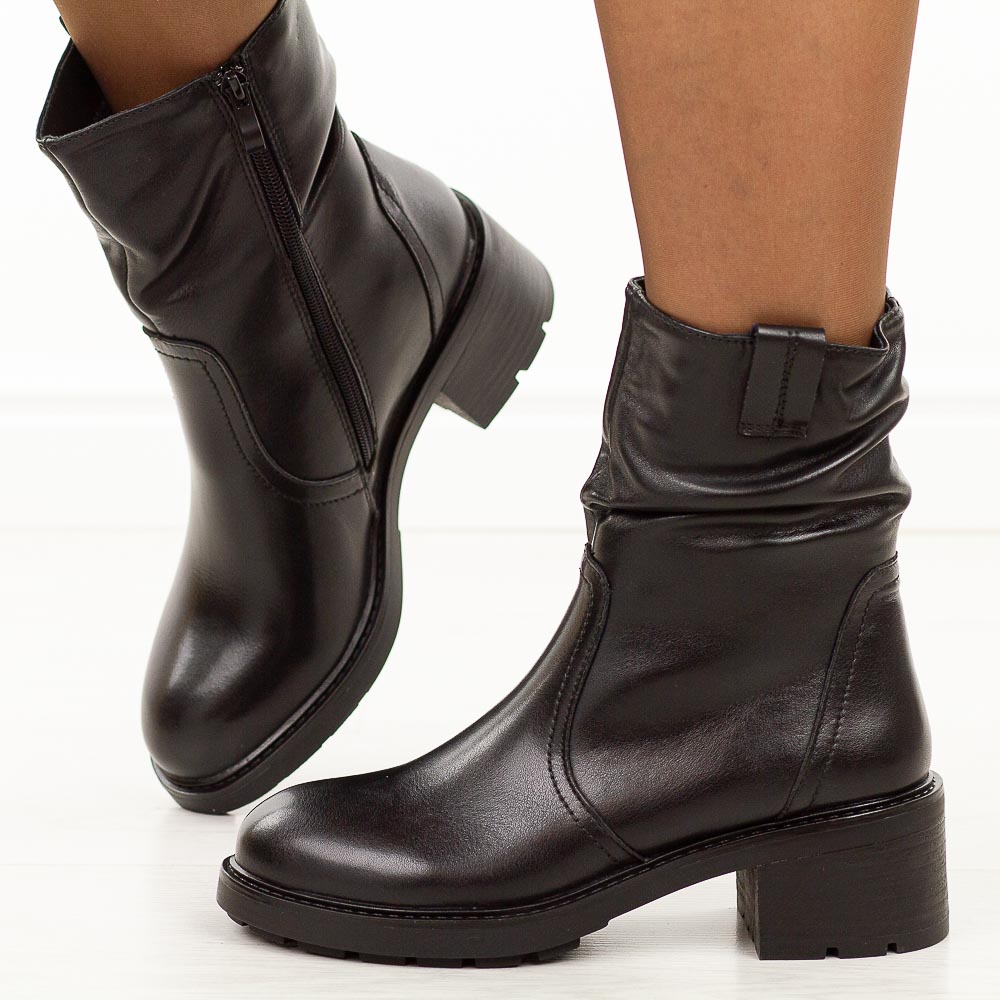 Czarne skórzane botki damskie na traperze Jezzi 24172-5