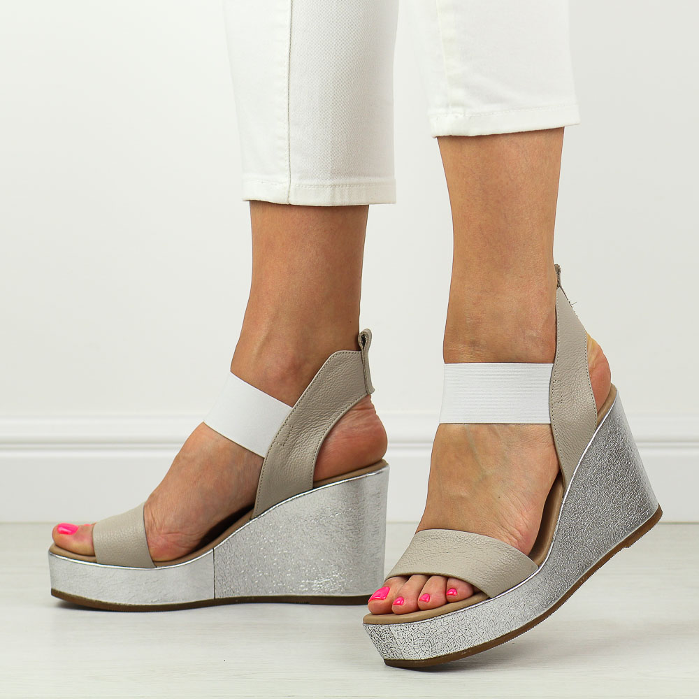 Beżowe skórzane Polskie sandały damskie na koturnie Deoni 1717