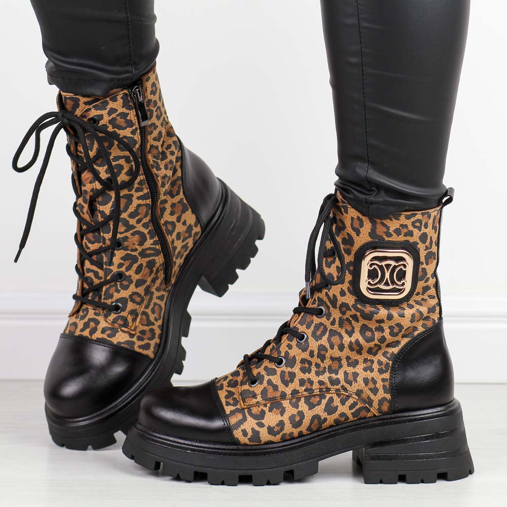 Czarne z panterką skórzane Polskie botki damskie na traperze Deoni D046