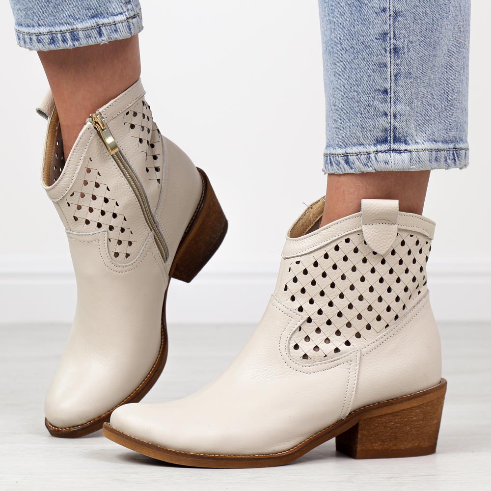 Beżowe skórzane Polskie botki damskie, jesienne kowbojki ażurowe na obcasie Deoni Ko-03a