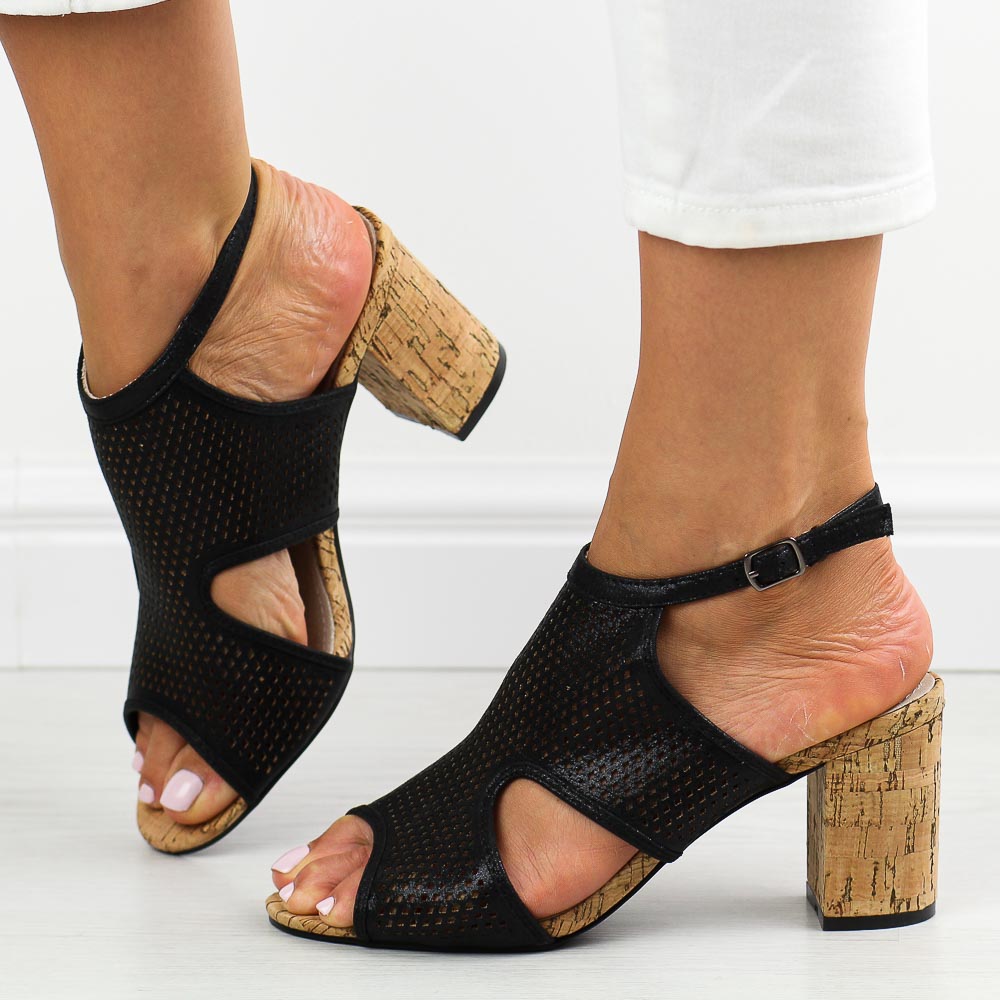 Czarne ażurowe lekkie sandały damskie na słupku Sabatina 102-6