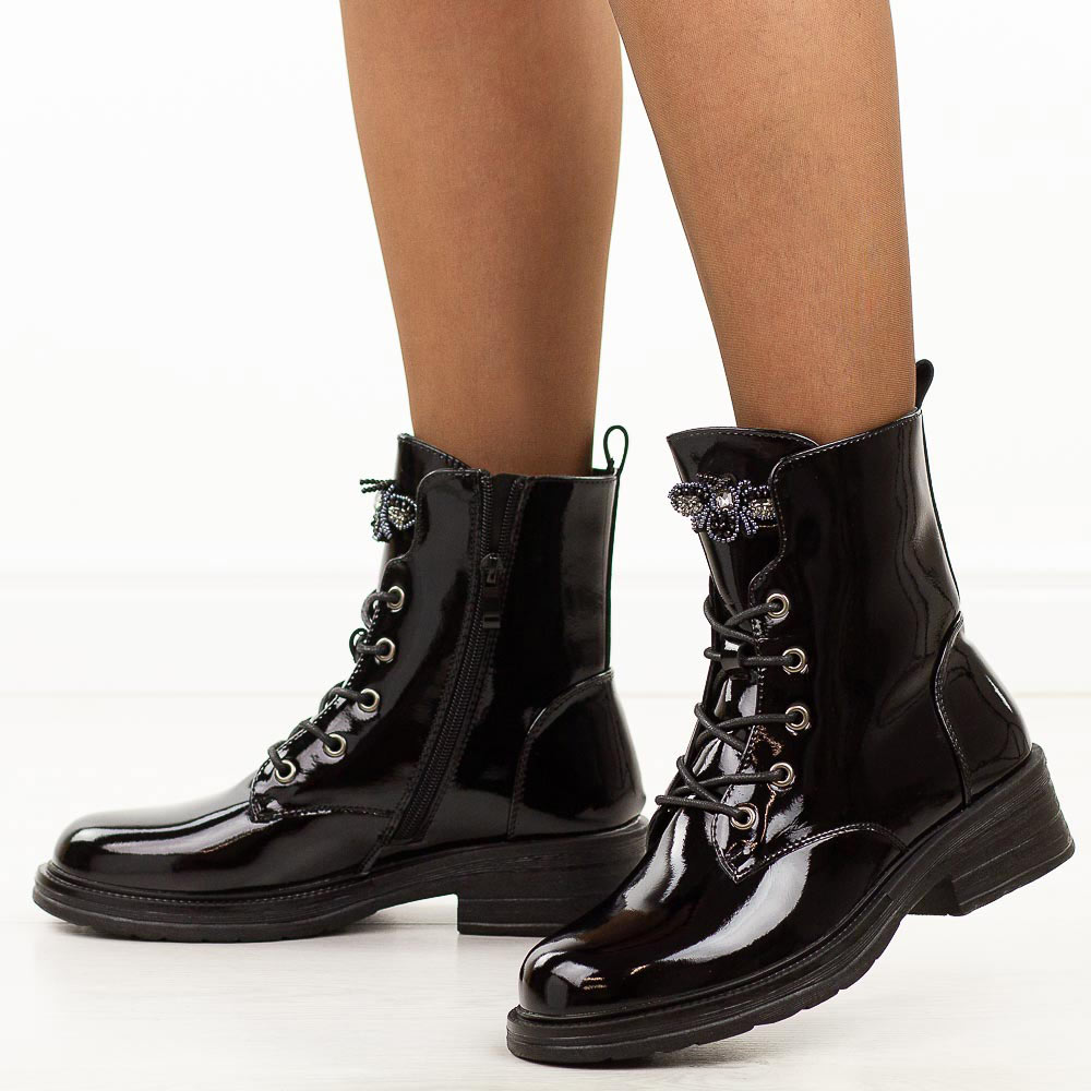 Czarne lakierowane wyższe skórzane botki damskie M.Daszyński 2509-1