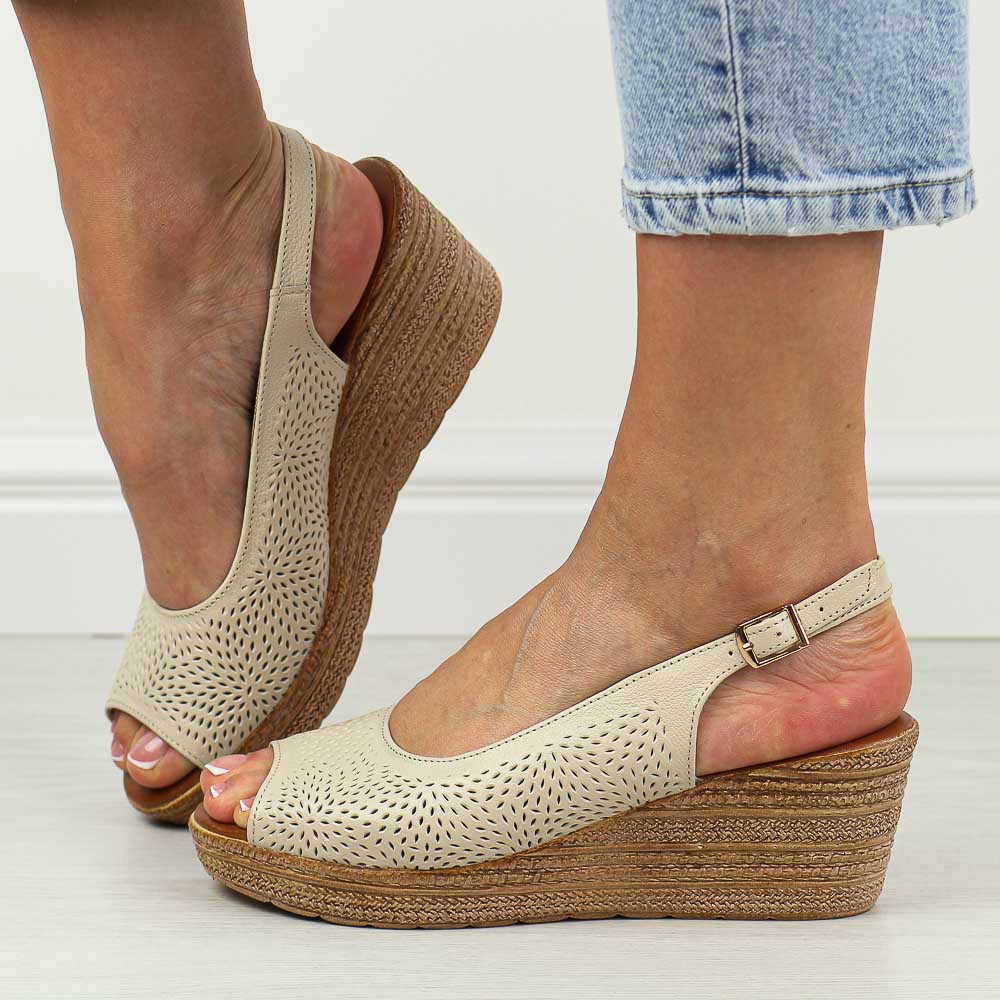 Beżowe Polskie sandały damskie na koturnie Deoni D532