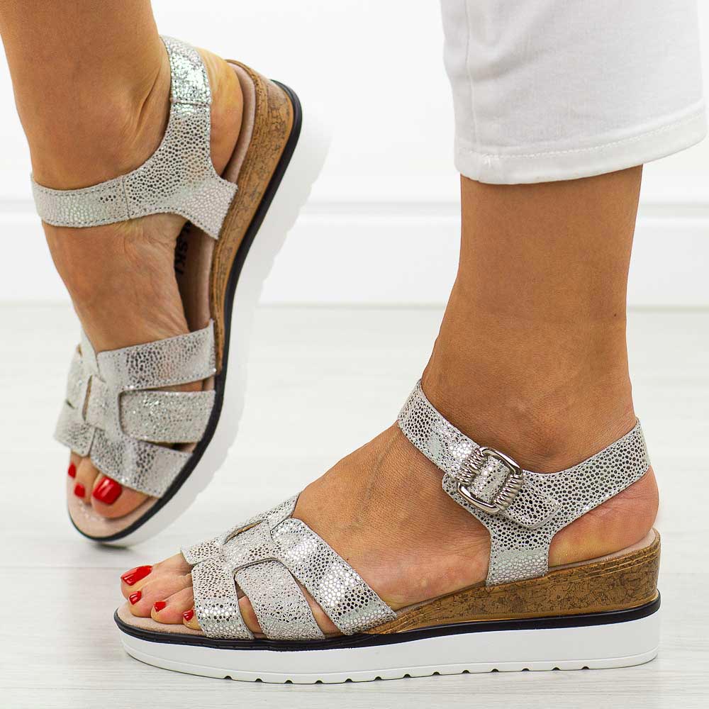 Srebrne skórzane sandały damskie na koturnie T.Sokolski 617