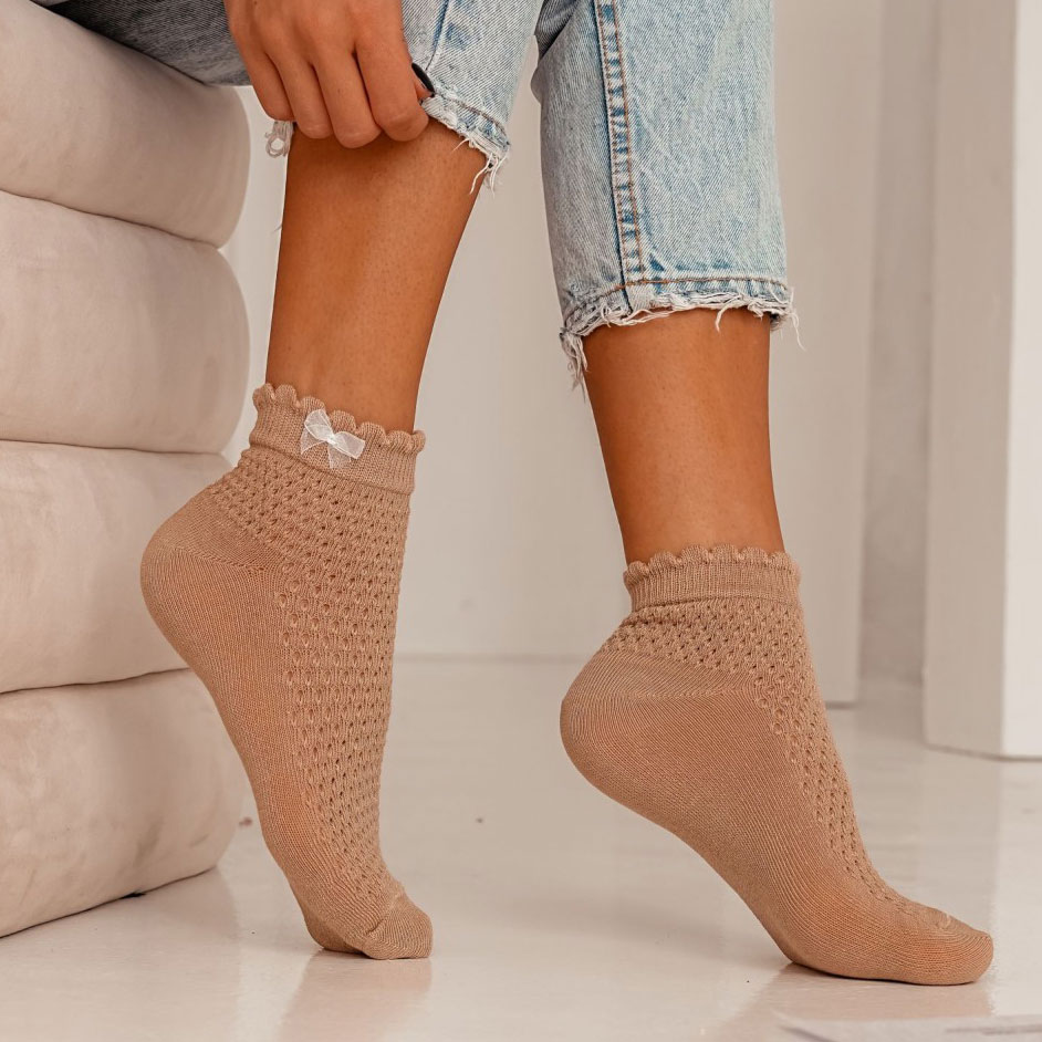 Beżowe skarpetki damskie ażurowe z kokardką 963