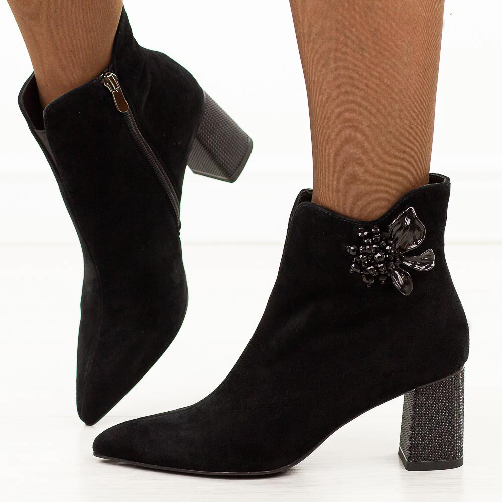 Czarne zamszowe skórzane botki damskie na słupku DiA 686