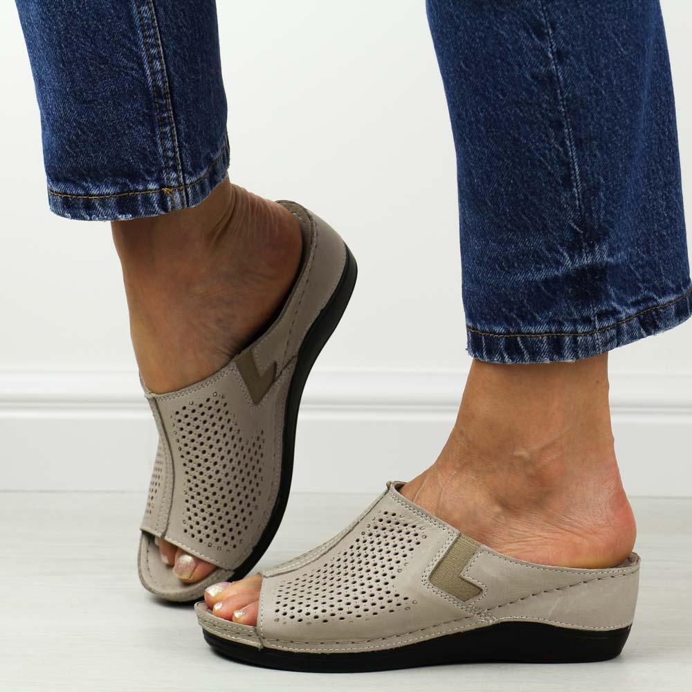 Szare skórzane klapki damskie na koturnie T.Sokolski L25-157