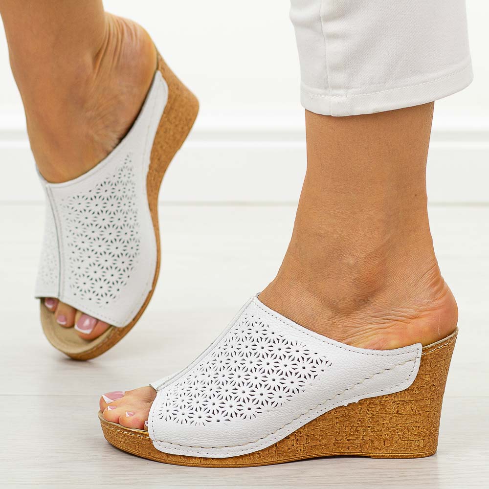 Białe skórzane Polskie klapki damskie na koturnie Gregors 1131