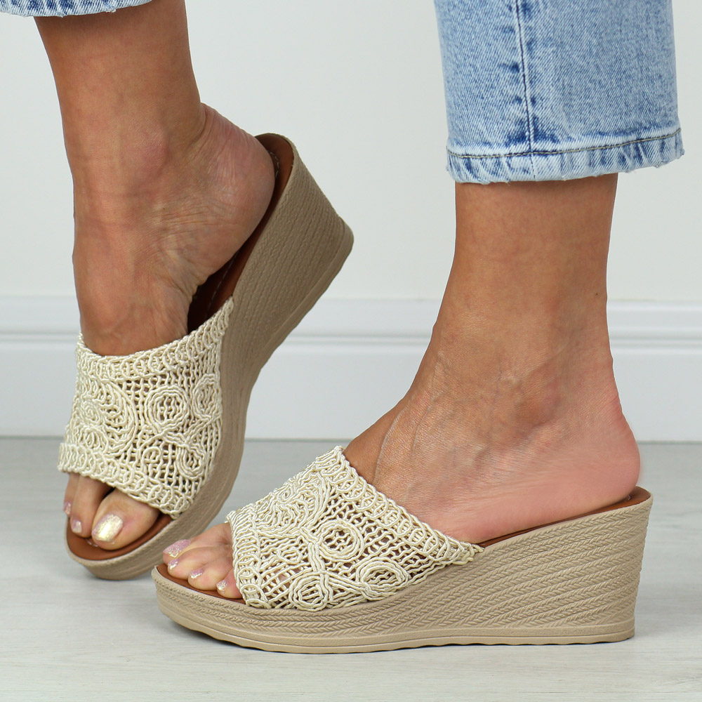 Beżowe plecione klapki damskie na koturnie T.Sokolski 321