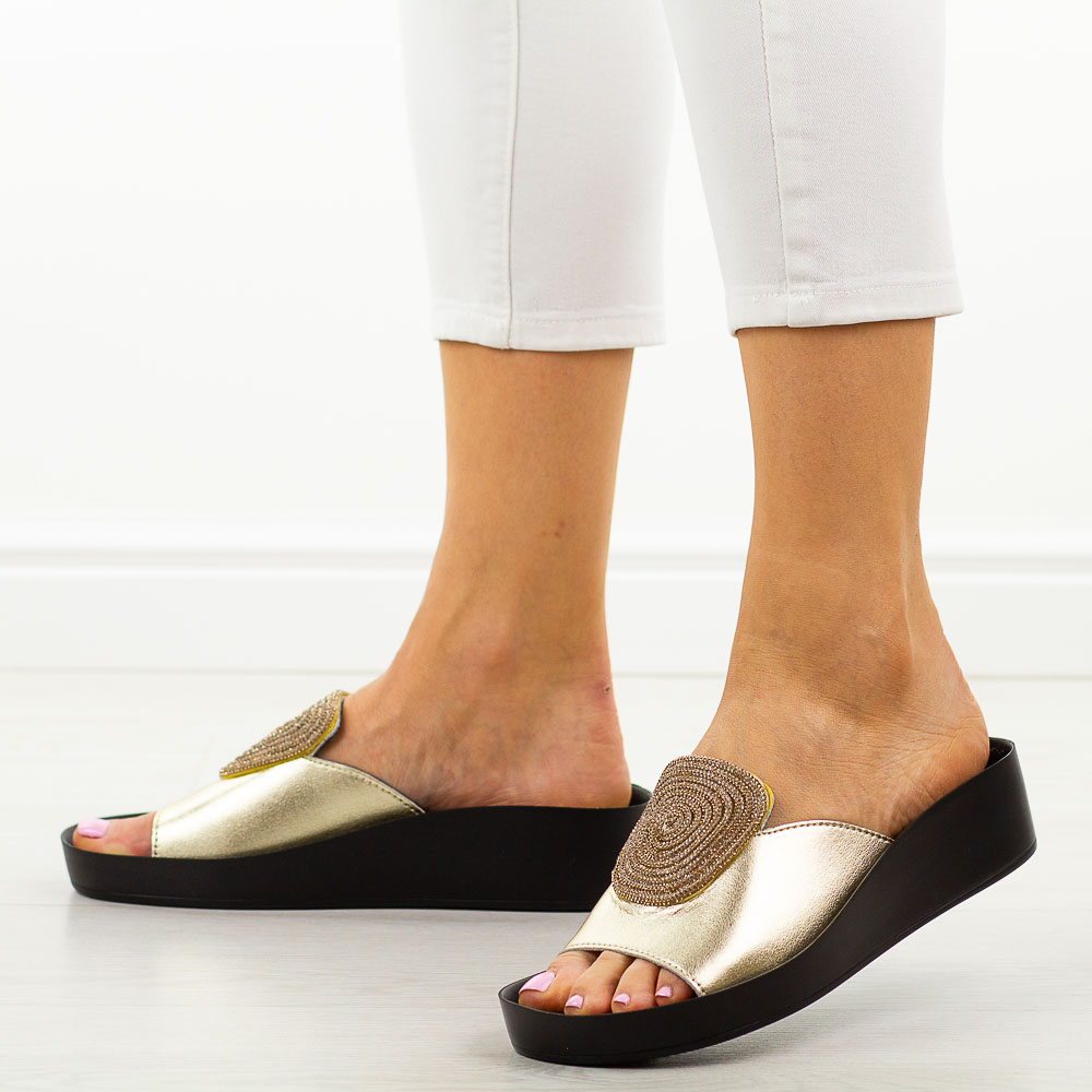 Złote skórzane klapki damskie na platformie S.Barski 51-028