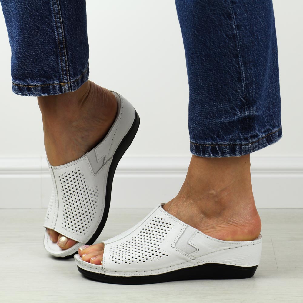 Białe skórzane klapki damskie na koturnie T.Sokolski L24-157