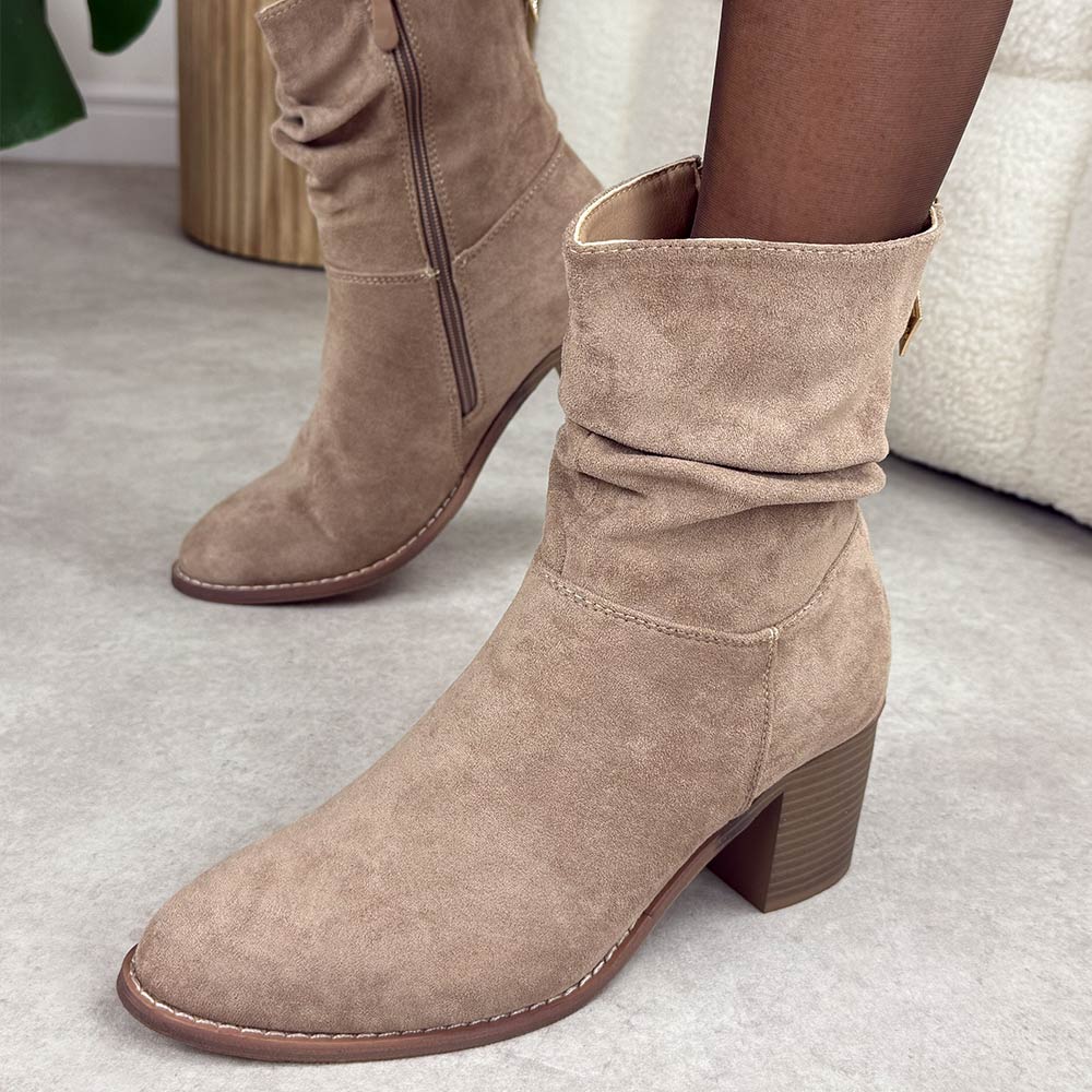 Beżowe jesienne zamszowe botki damskie na obcasie S.Barski 52-516