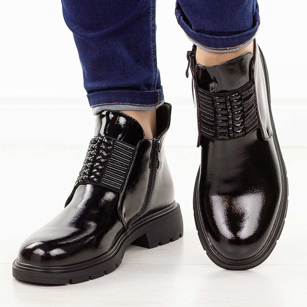 Czarne lakierowane botki damskie M.Daszyński 2501-10