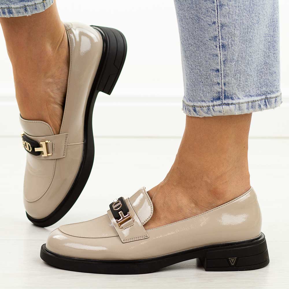 Beżowe lakierowane skórzane półbuty damskie Vinceza 39957