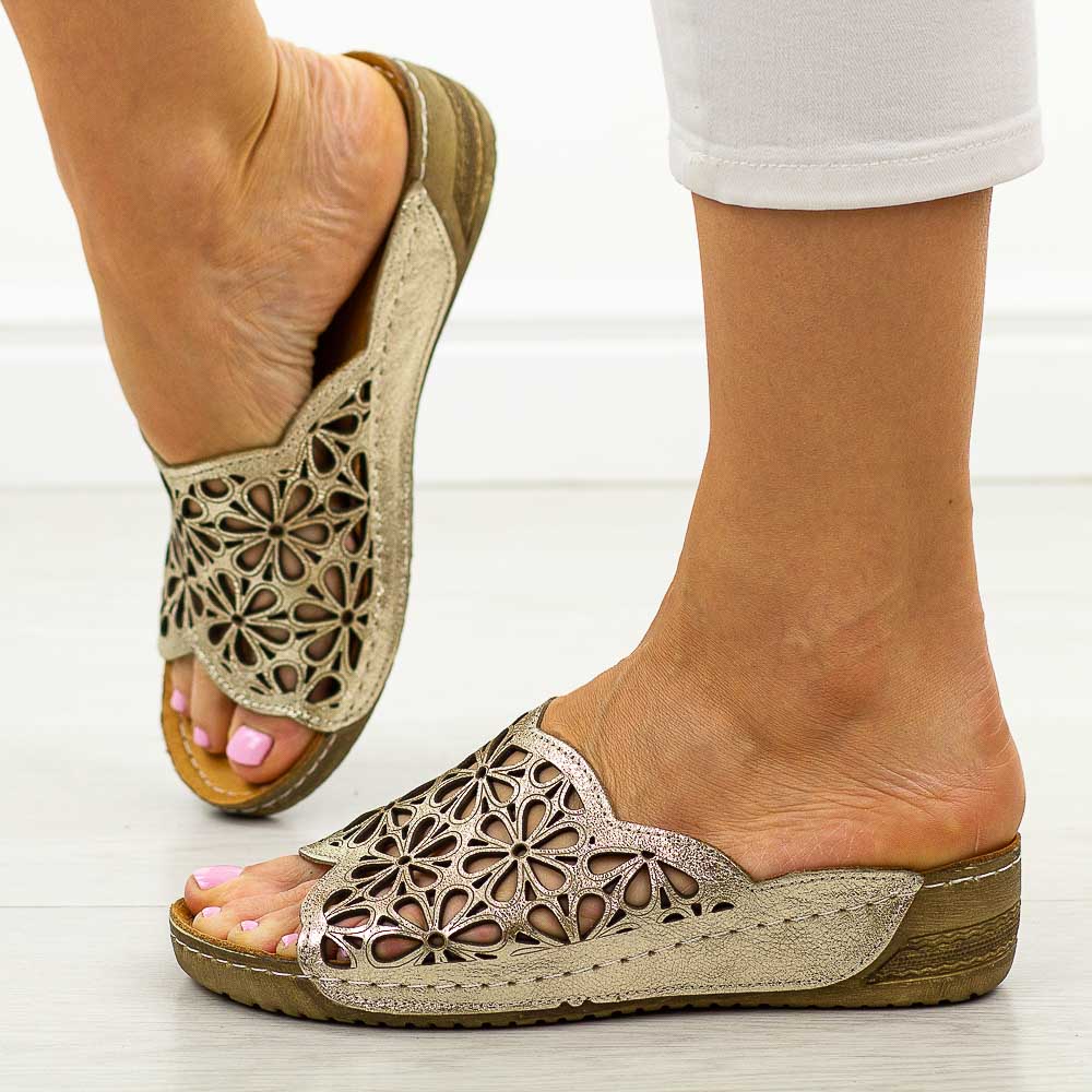 Złote ażurowe skórzane klapki damskie T.Sokolski L225