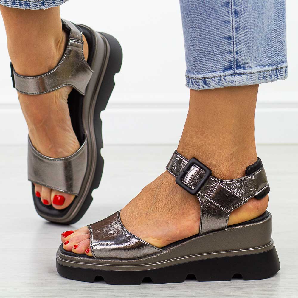 Platynowe skórzane sandały damskie na koturnie T.Sokolski L25-250