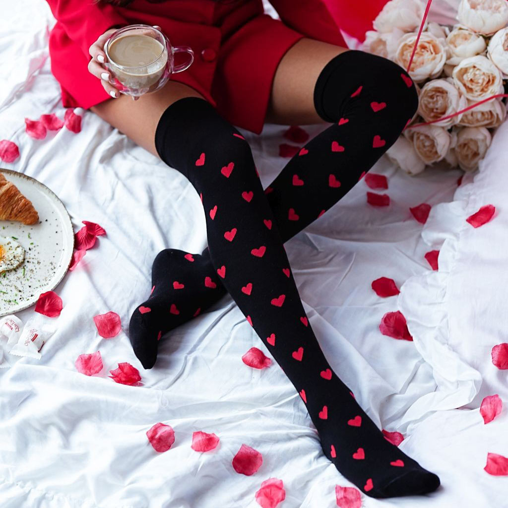 Czarne zakolanówki bawełniane w serca 226