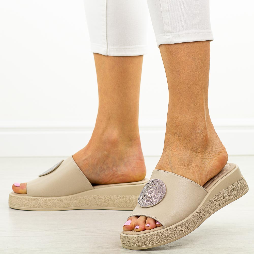 Beżowe skórzane klapki damskie na koturnie Filippo Dk6987/25