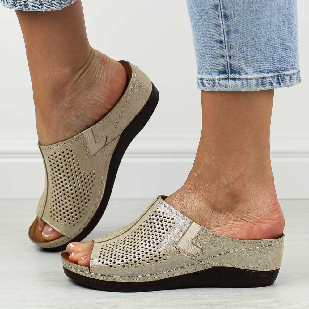 Złote skórzane klapki damskie na koturnie T.Sokolski L25-157