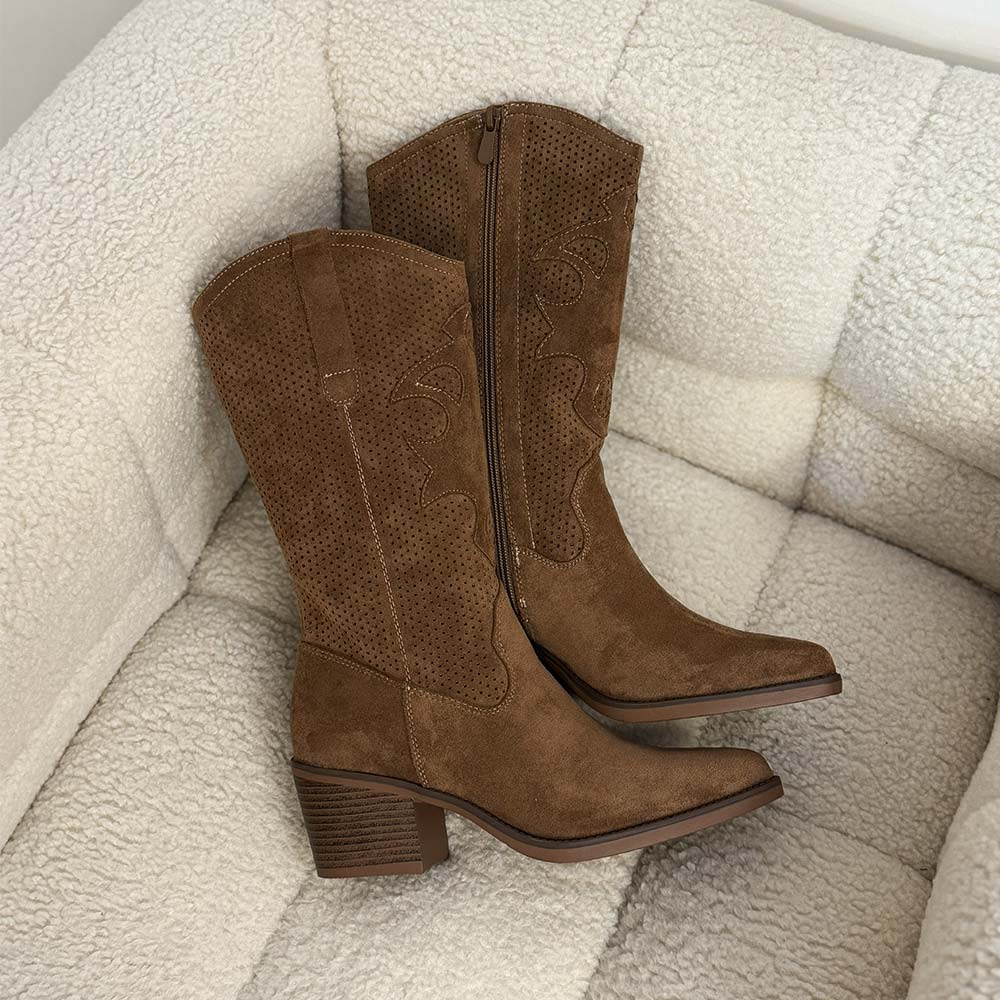 Beżowe ażurowe kozaki damskie, kowbojki Evento 9450