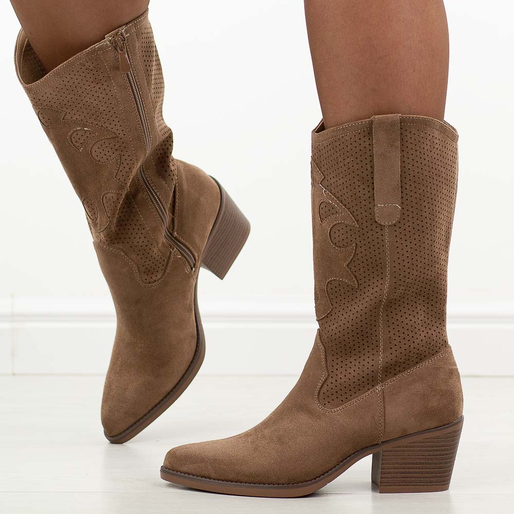 Beżowe ażurowe kozaki damskie, kowbojki Evento 9450