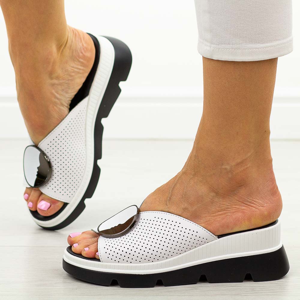 Białe skórzane klapki damskie na koturnie S.Barski 662