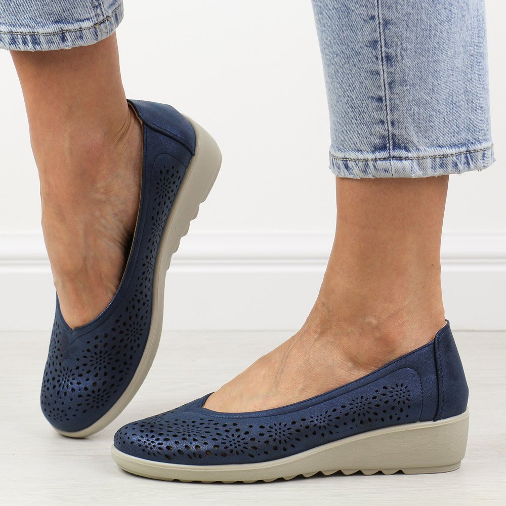 Granatowe ażurowe półbuty damskie na koturnie Potocki 90300