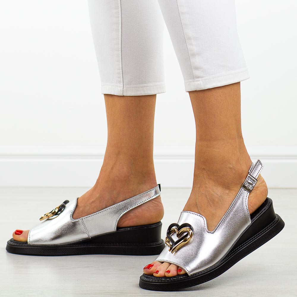 Srebrne skórzane sandały damskie na koturnie T.Sokolski 664