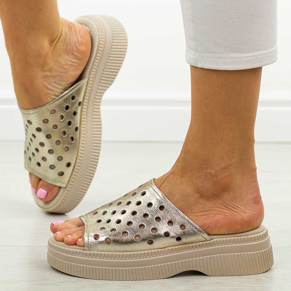 Złote skórzane klapki damskie na platformie S.Barski 537