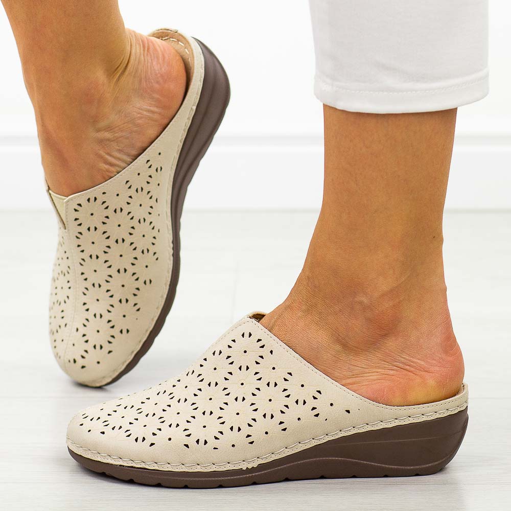 Beżowe klapki damskie na koturnie Potocki 24301