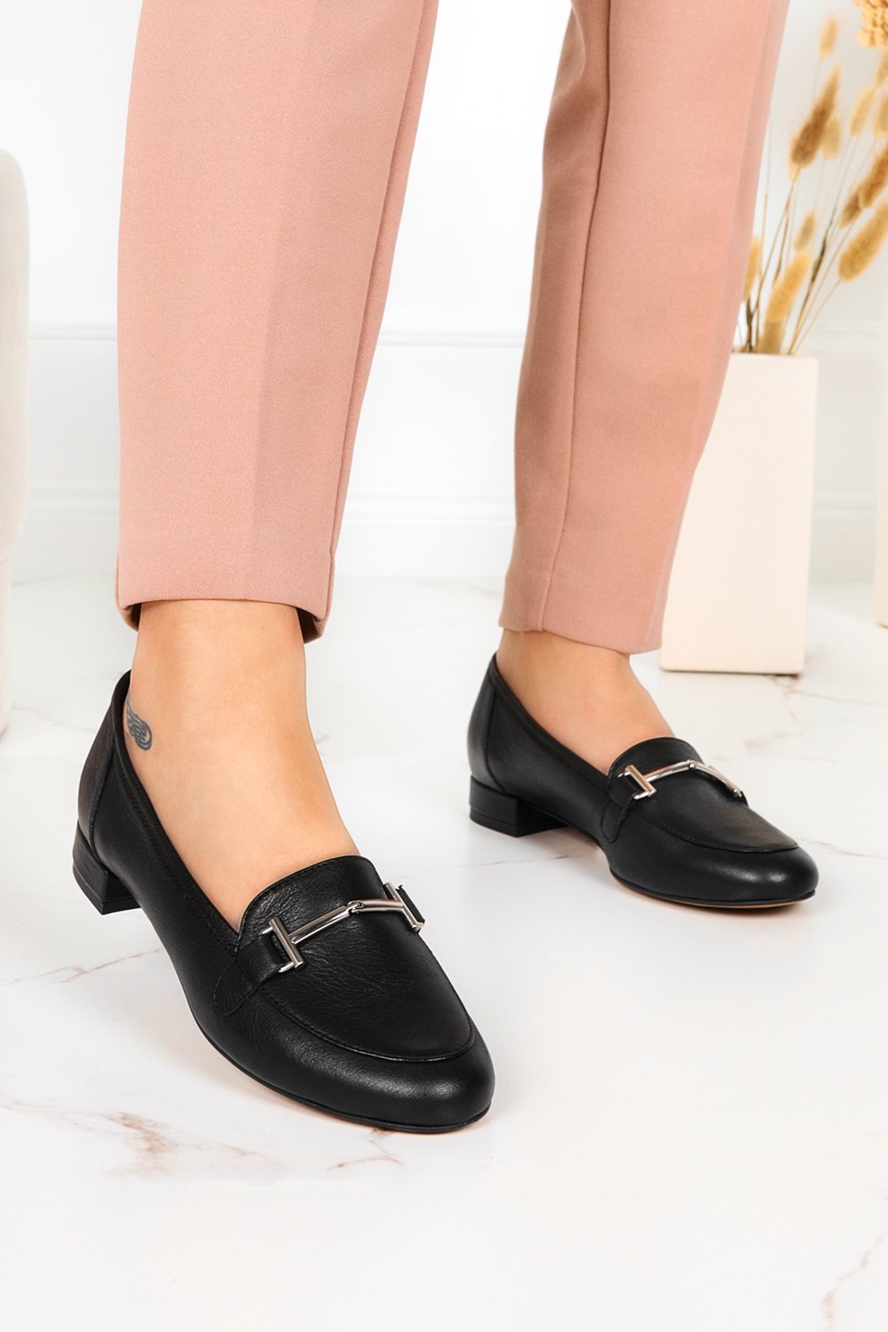 Czarne mokasyny półbuty z metalową ozdobą polska skóra casu 2121