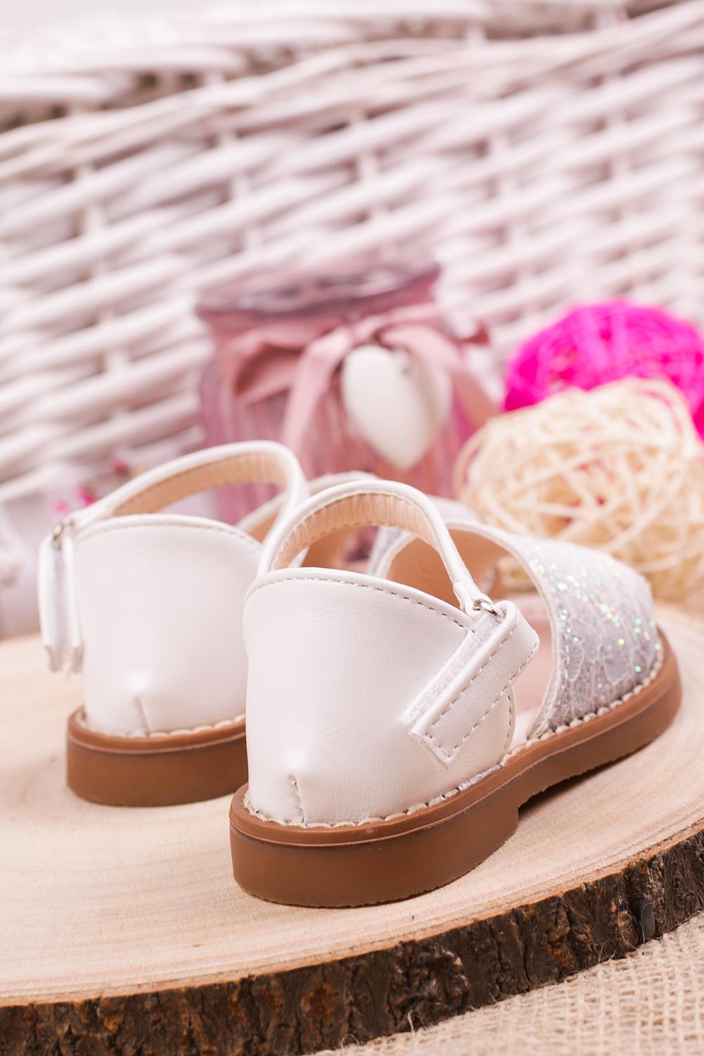 Srebrne sandały brokatowe na rzep z zakrytą piętą casu 1051-2