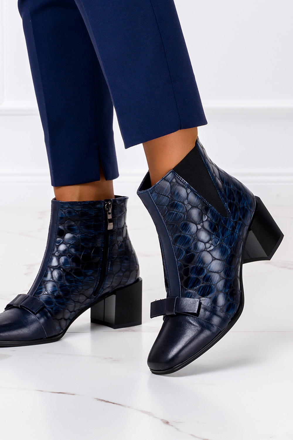 Granatowe botki na słupku z kokardą krokodyli wzór polska skóra casu 2425