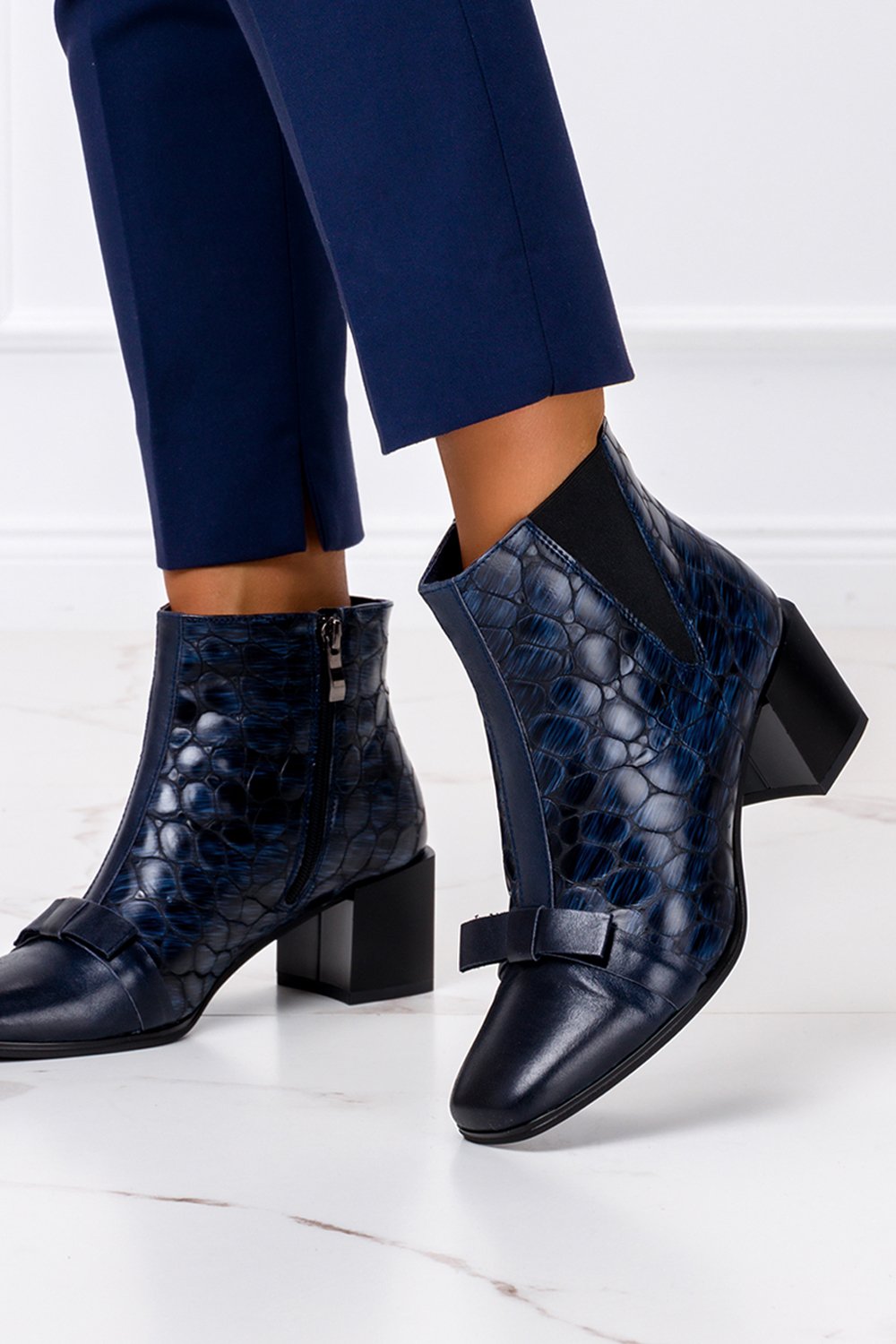 Granatowe botki na słupku z kokardą krokodyli wzór polska skóra casu 2425