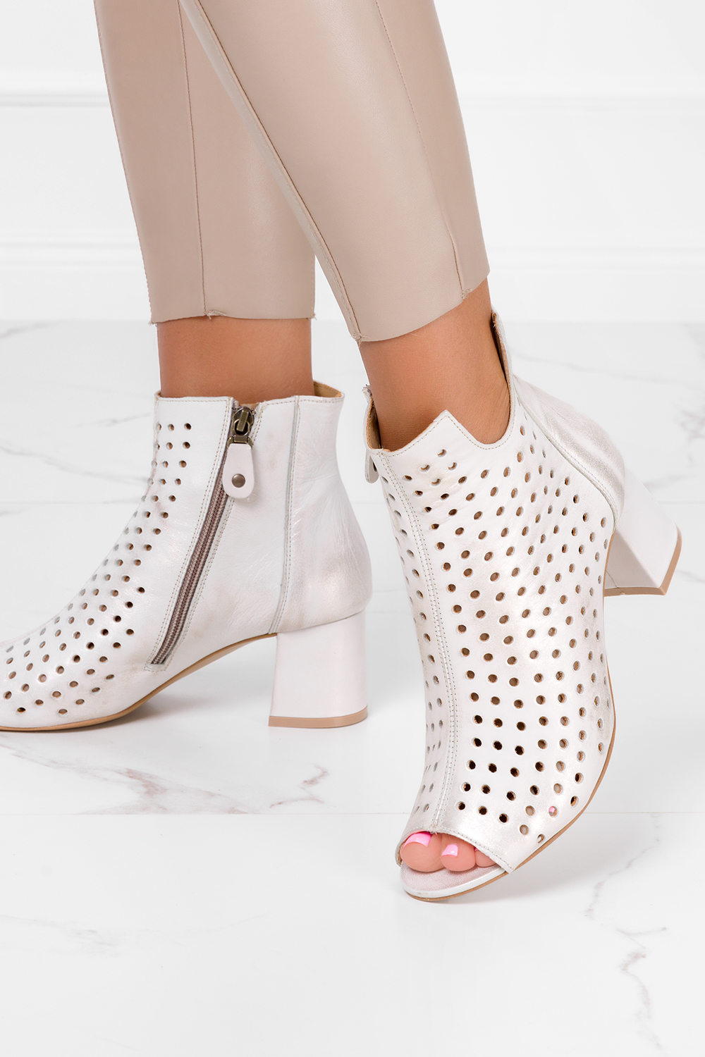 Beżowe botki maciejka ażurowe na niskim obcasie peep toe polska skóra 05420-04-00-5