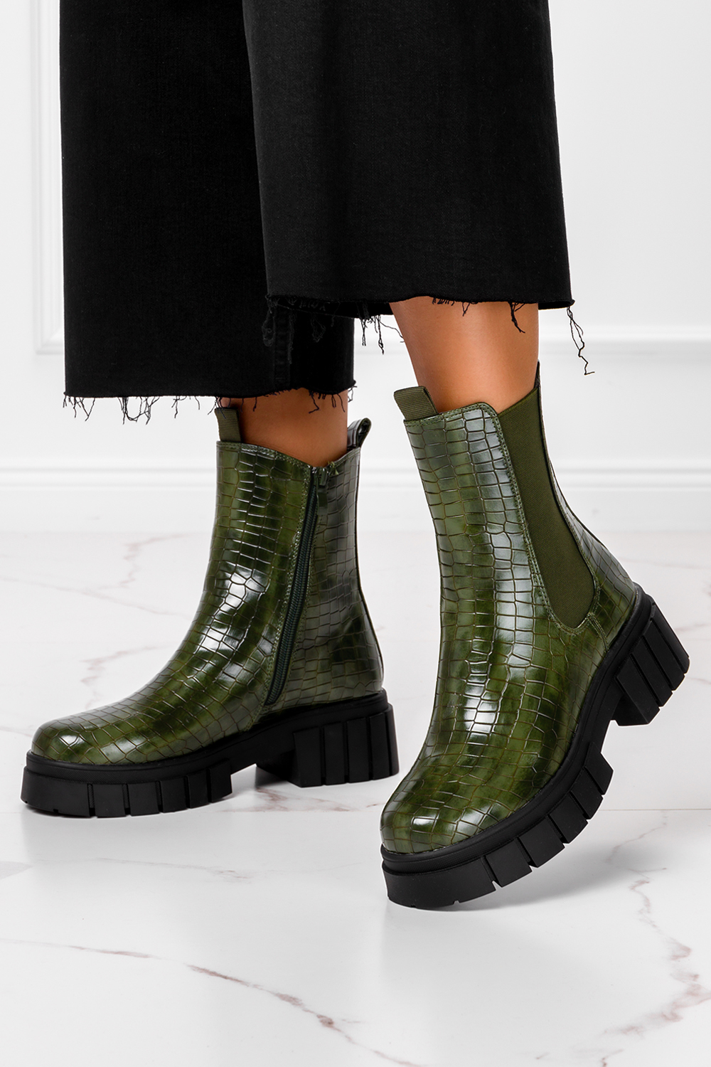 Zielone botki na platformie z gumkami po bokach wzór wężowy casu er22wx4-g