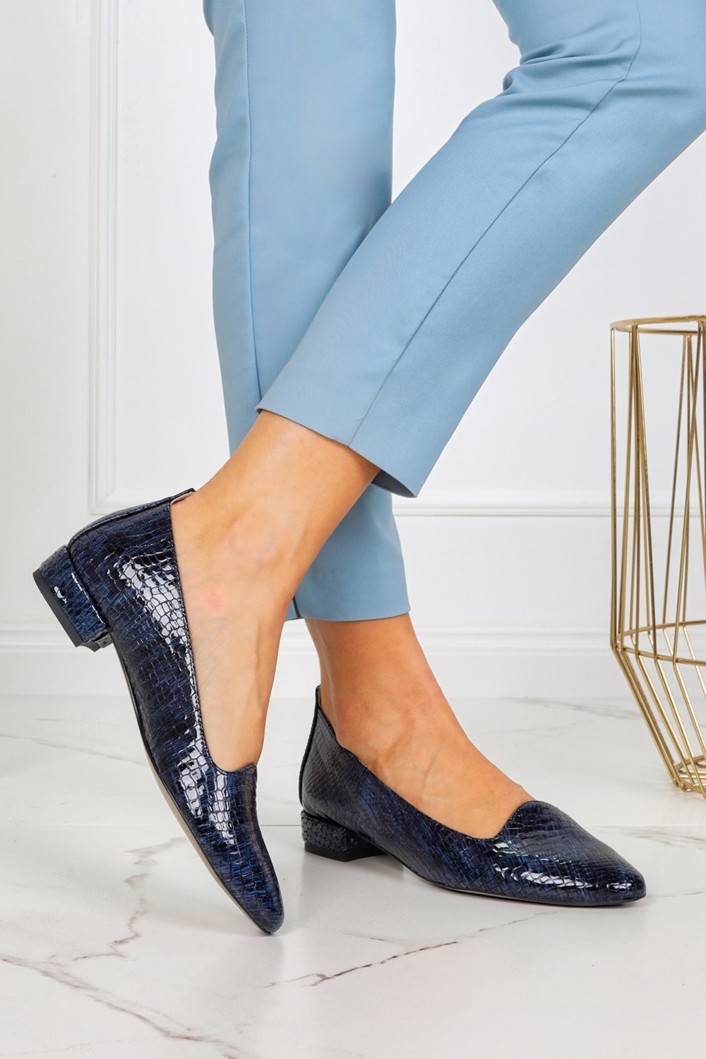 Granatowe półbuty lordsy lakierowane na niskim obcasie krokodyli wzór polska skóra casu 4028