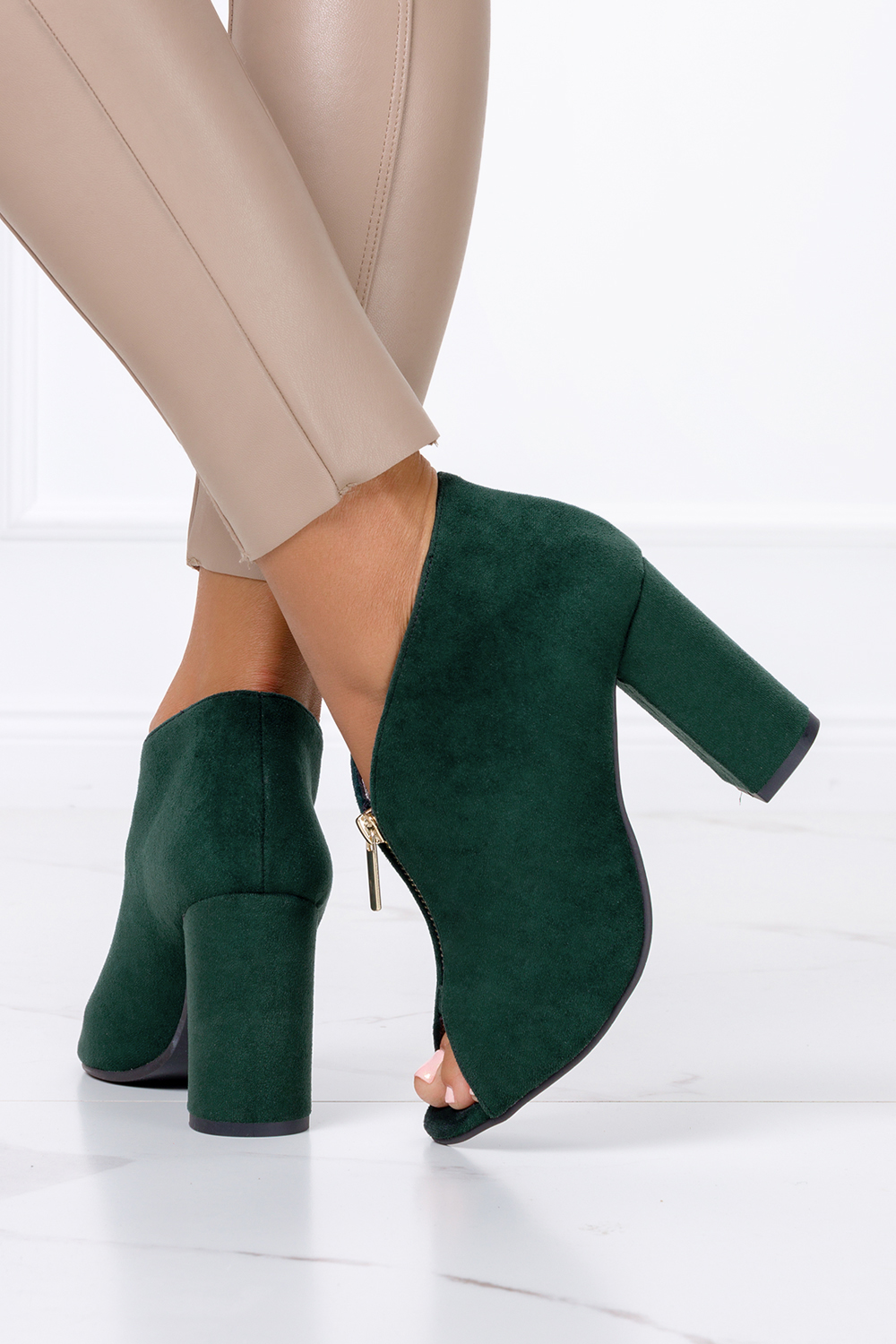 Zielone botki wiosenne na słupku z ozdobnym suwakiem peep toe casu 040