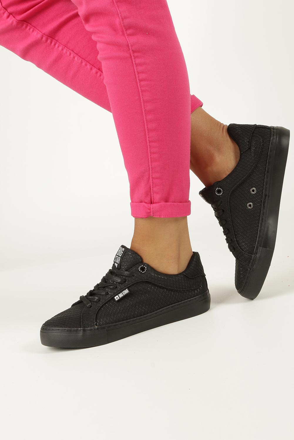 Czarne trampki sznurowane wzór wąż big star bb274725