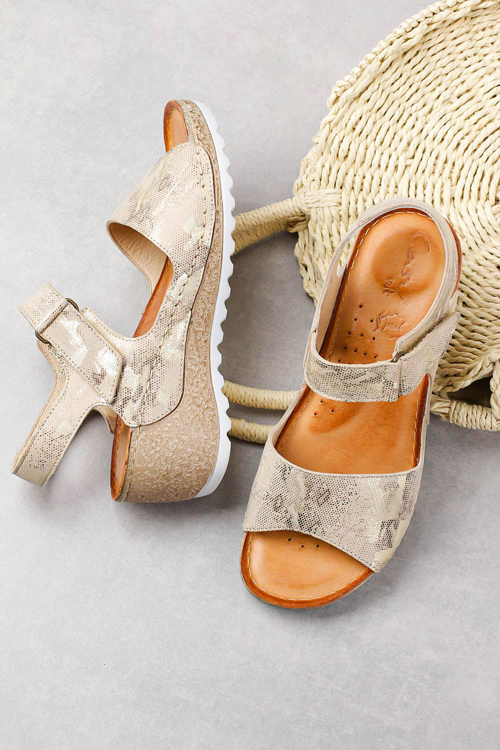 Beżowe sandały skórzane na koturnie na rzep casu 0474