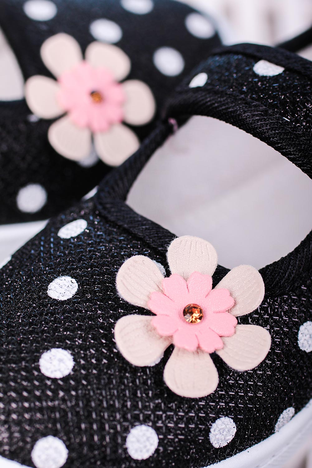 Czarne trampki błyszczące na rzep w groszki casu 832b