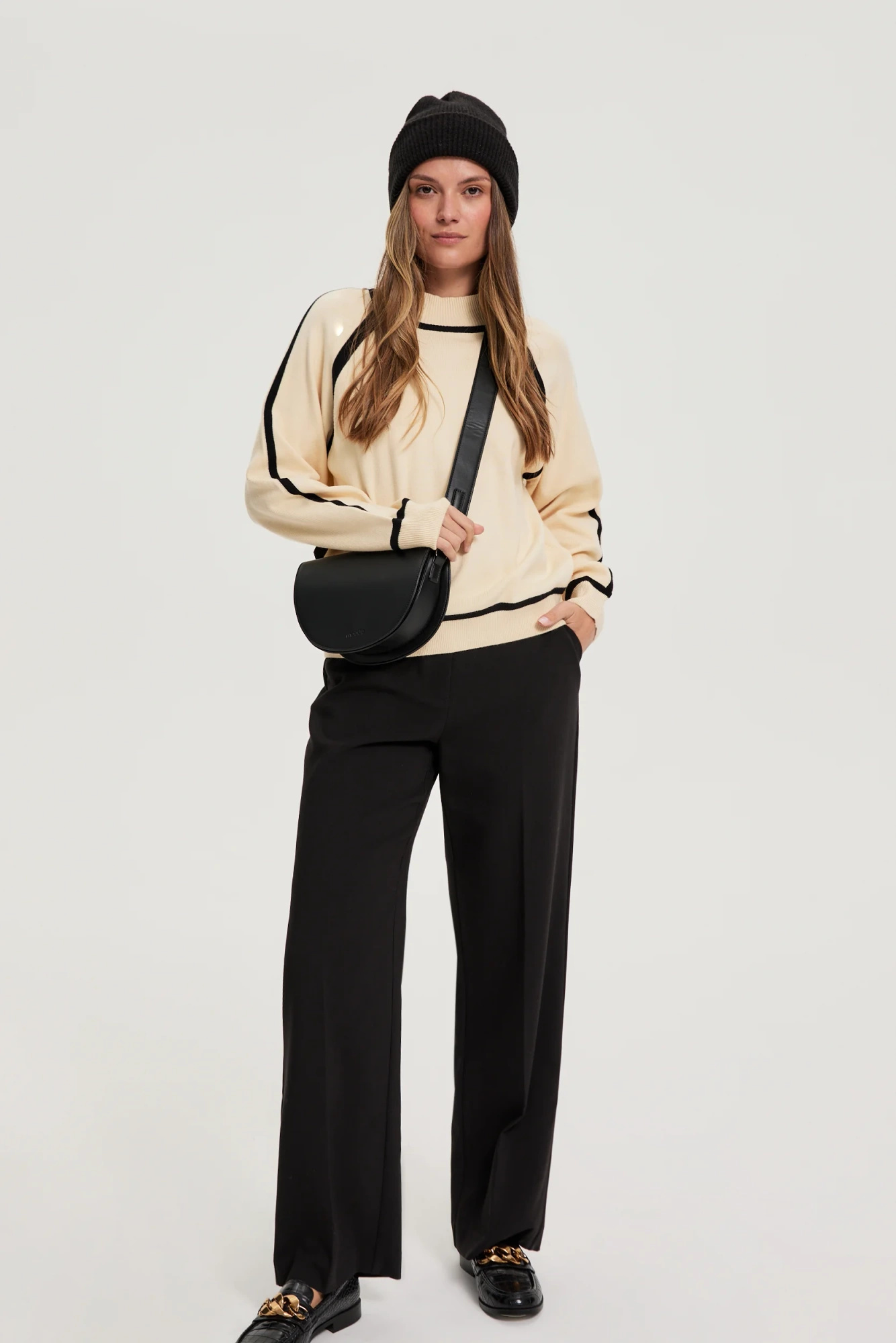 Czapka z metaliczną nitką czarna