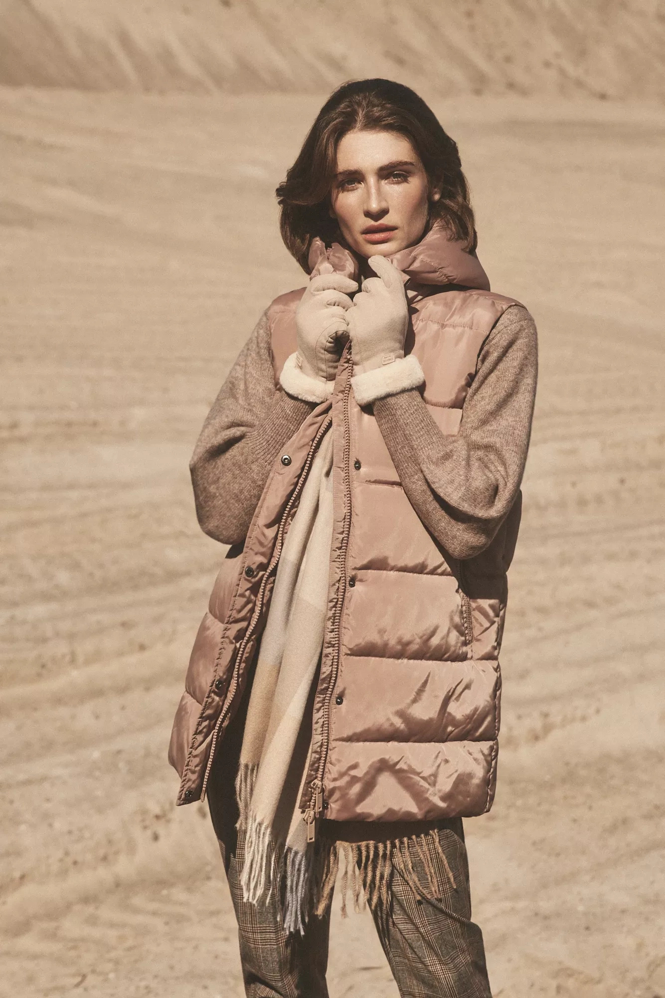 Pikowana kamizelka z kapturem ciemnobeżowa