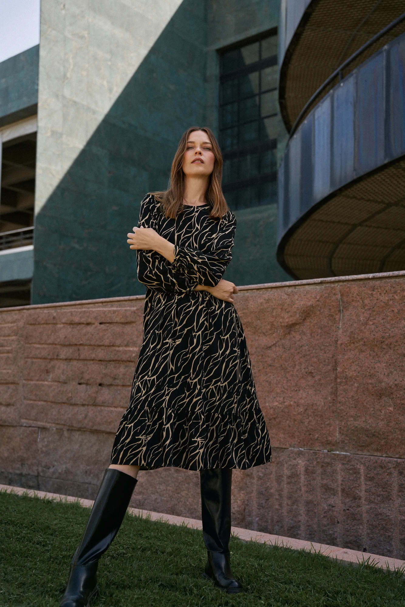 Sukienka z falbaną czarna