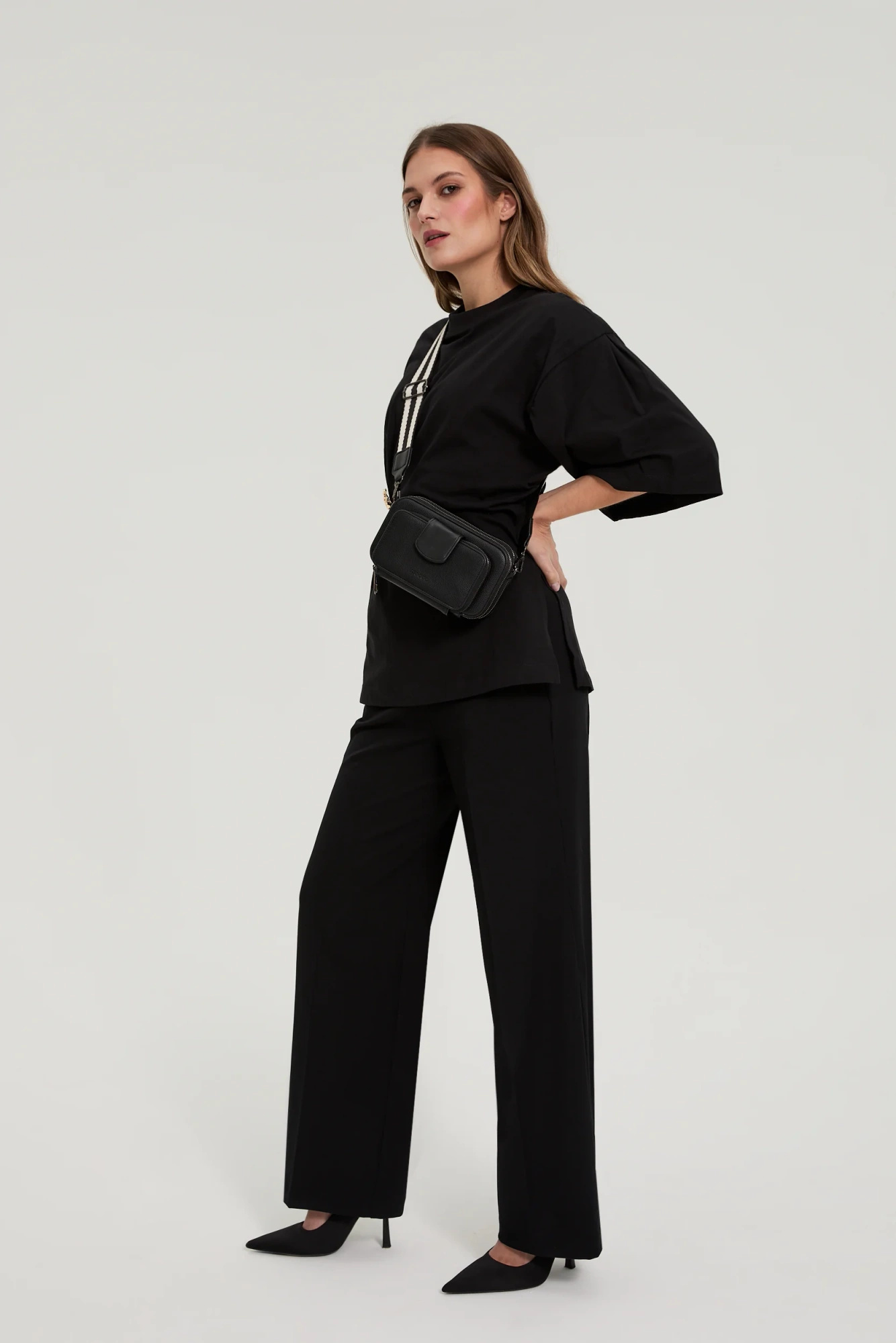 Torebka na szerokim pasku czarna