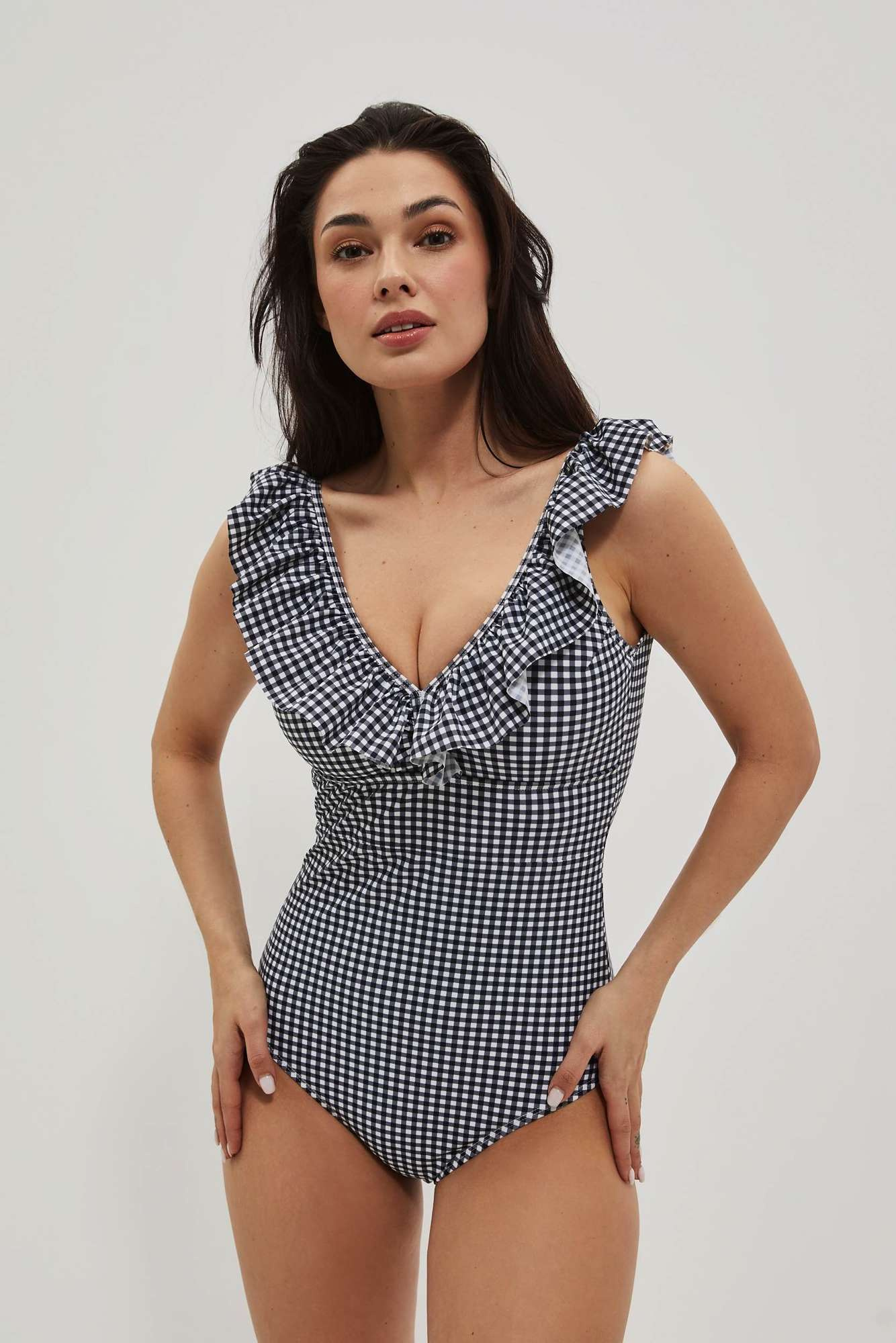 Jednoczęściowy strój kąpielowy z falbaną na dekolcie czarny