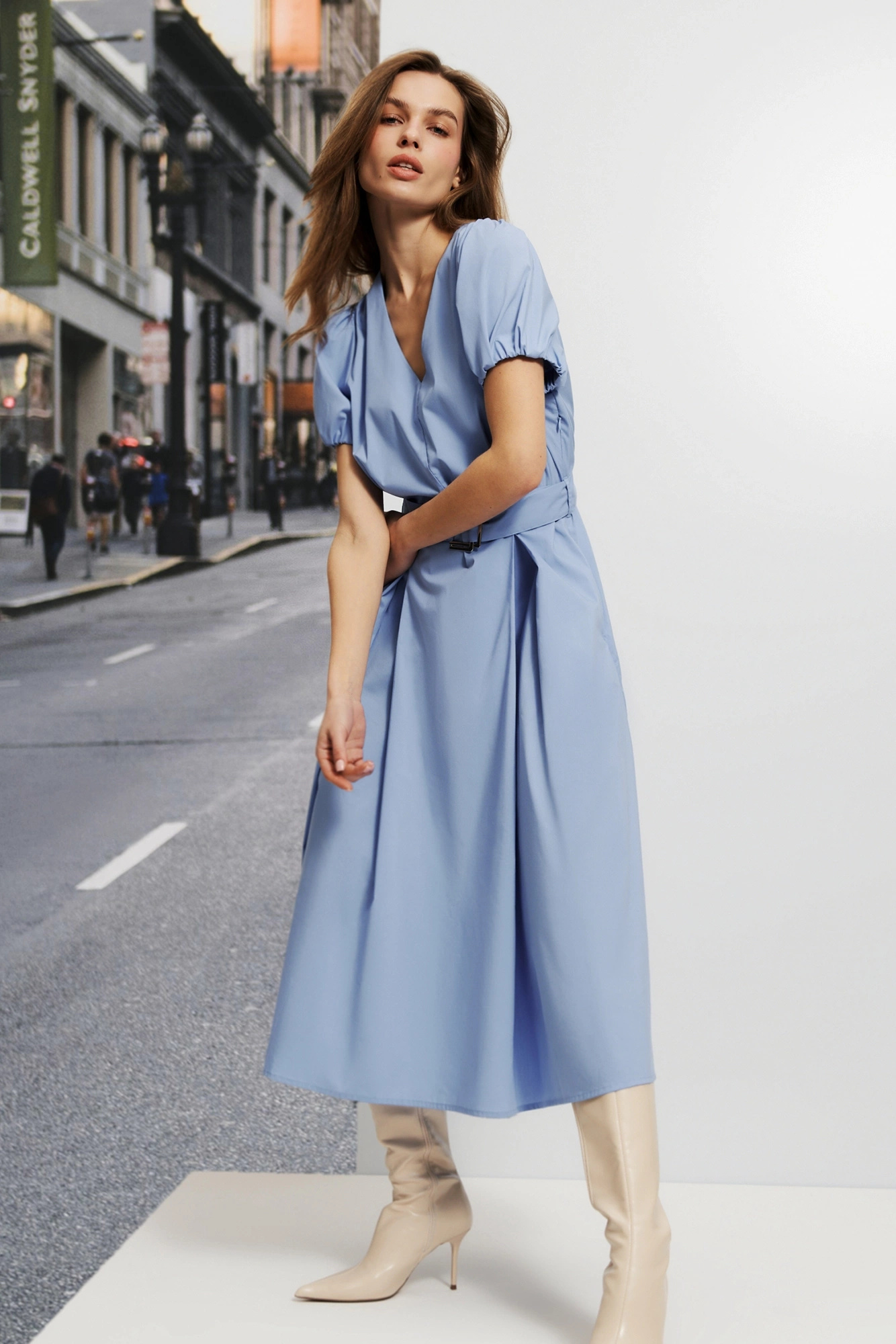 Sukienka midi z bufiastymi rękawami błękitna