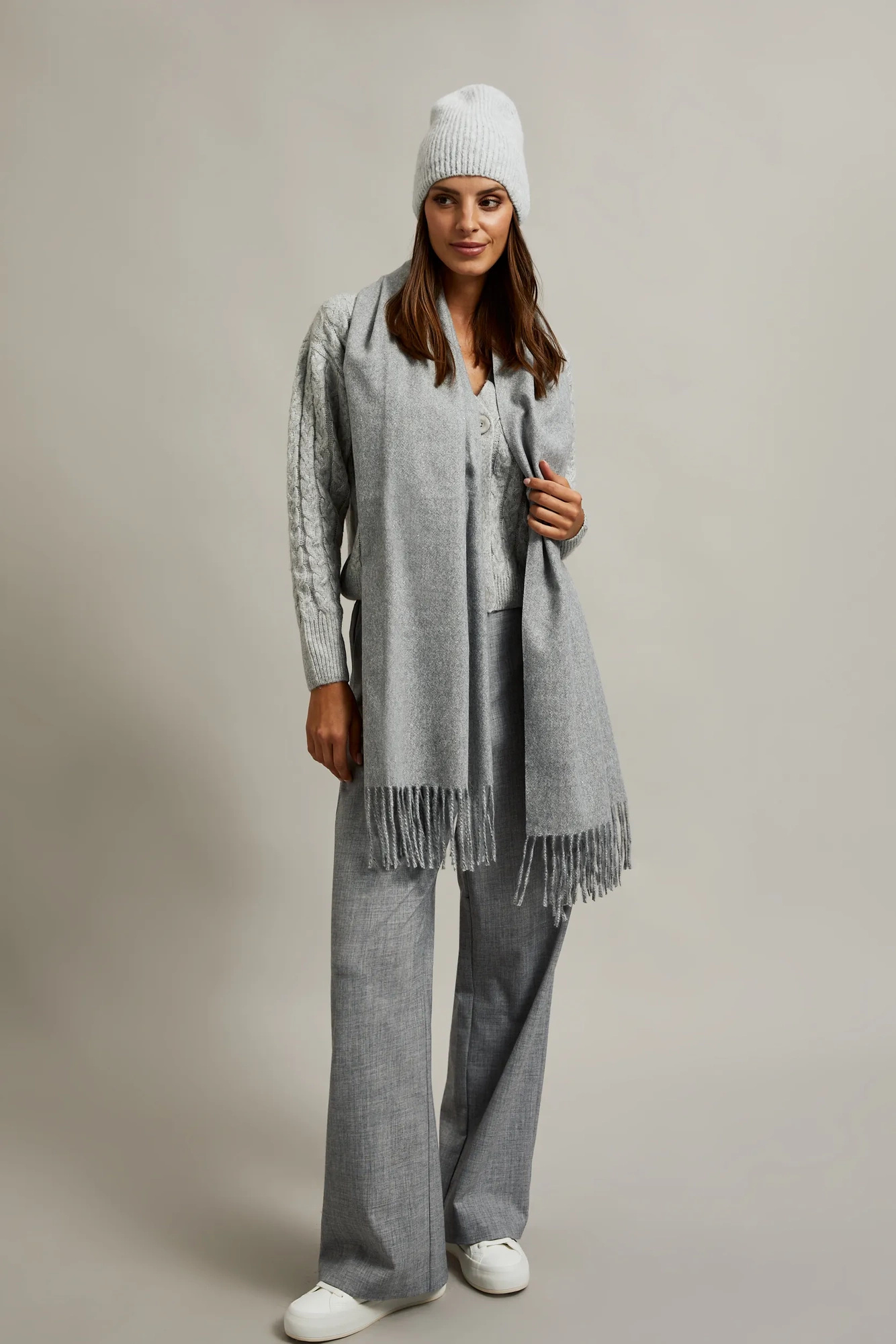 Gładki szalik z frędzlami jasnoszary