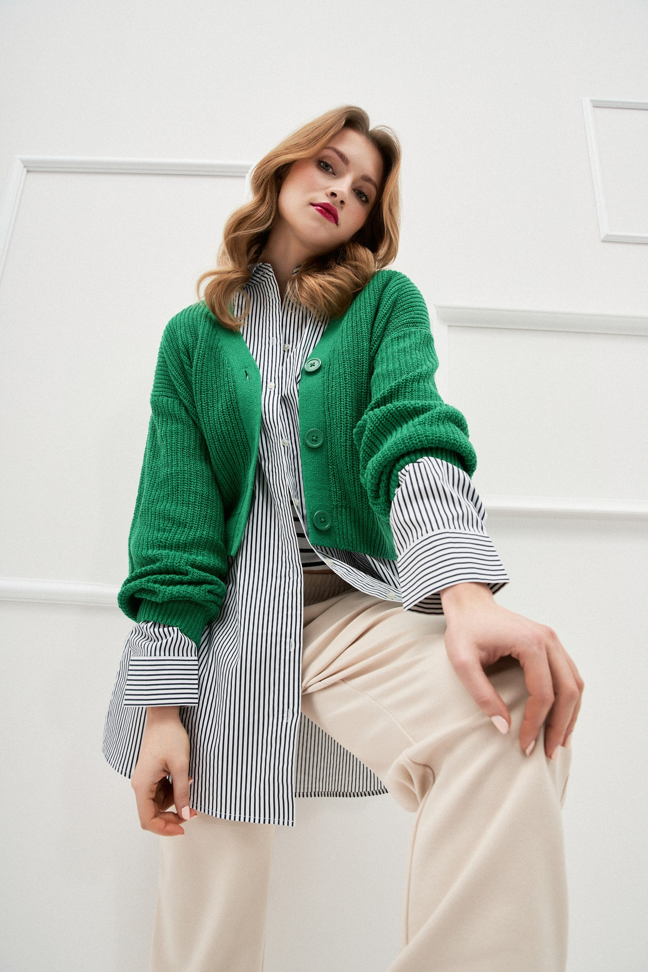 Krótki kardigan zapinany na guziki zielony