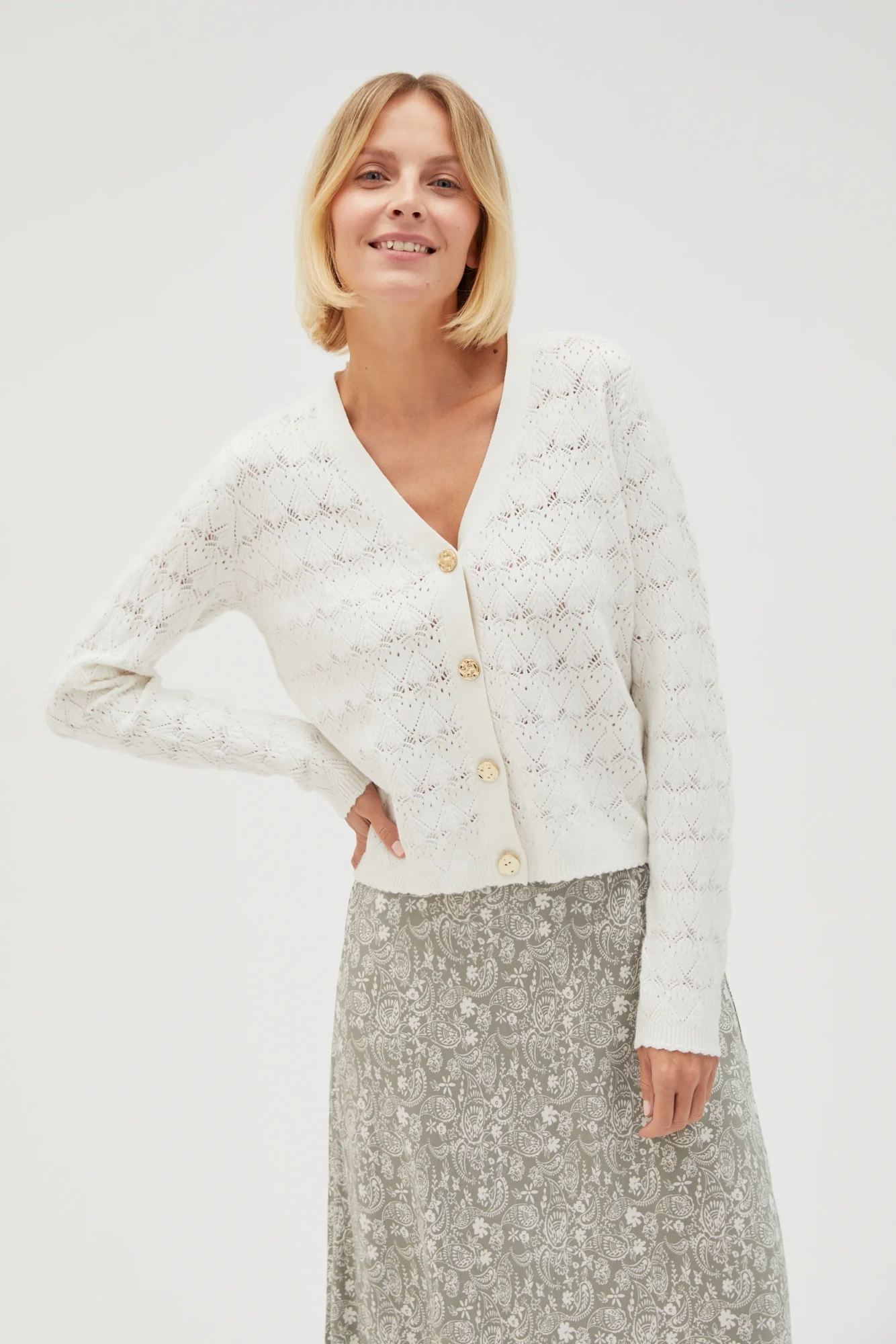 Ażurowy sweter z ozdobnymi guzikami biały